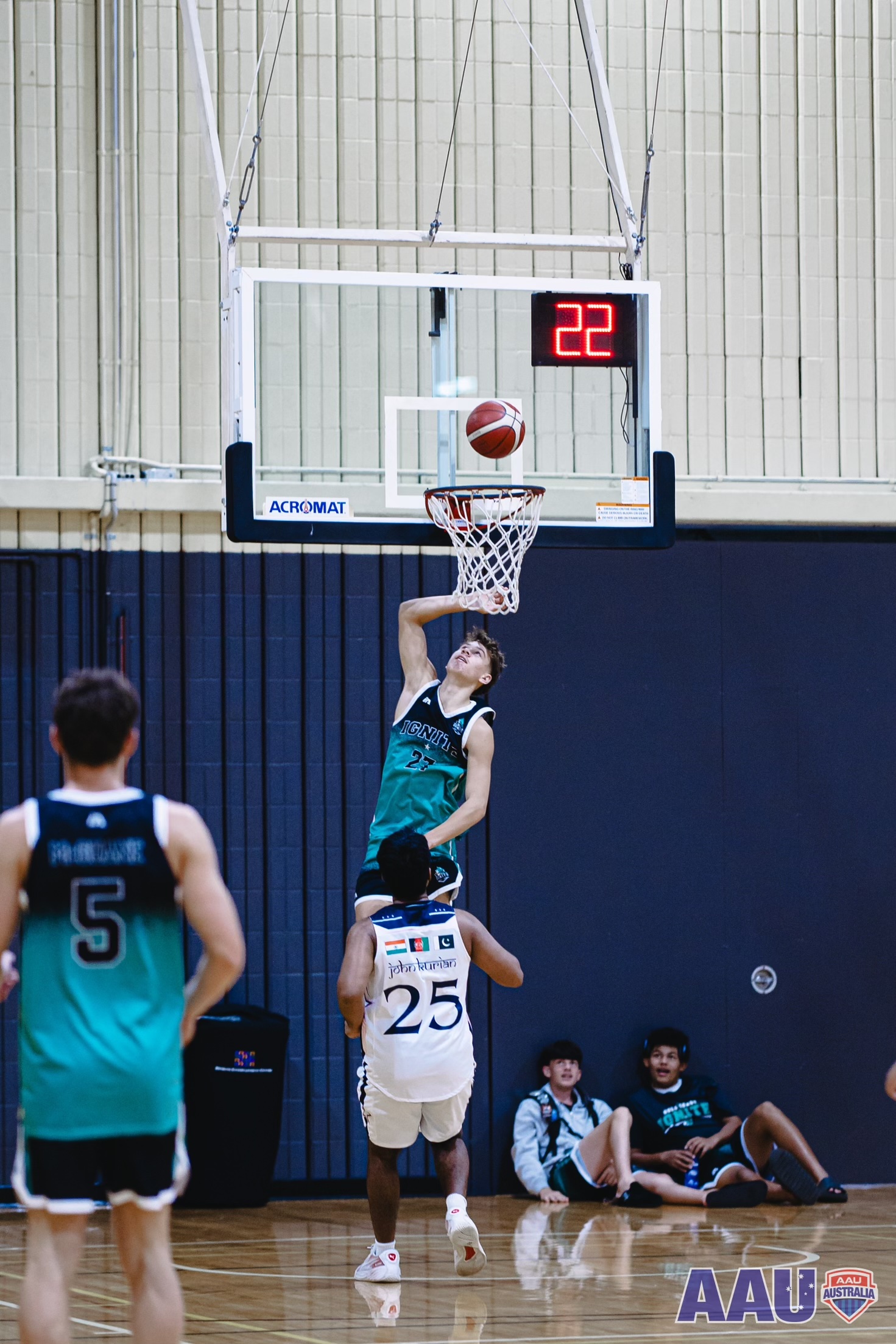 GC Ignite player dunking at the rim